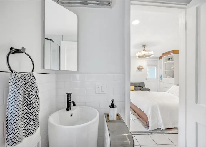 Waterfront Corner Heated Pool Near Apartment